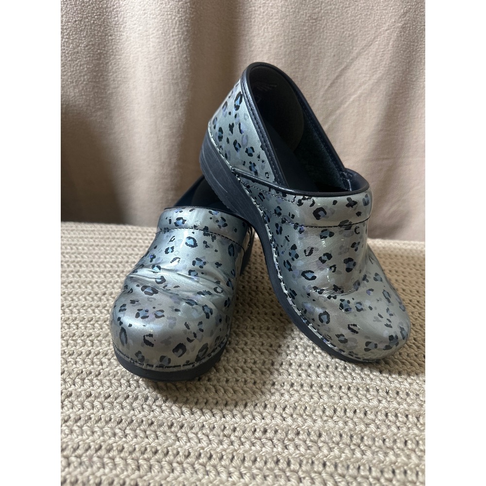 Dansko XP 2.0 Silver Leopard Metallic Patent Leather Clogs Shoes Womens 38